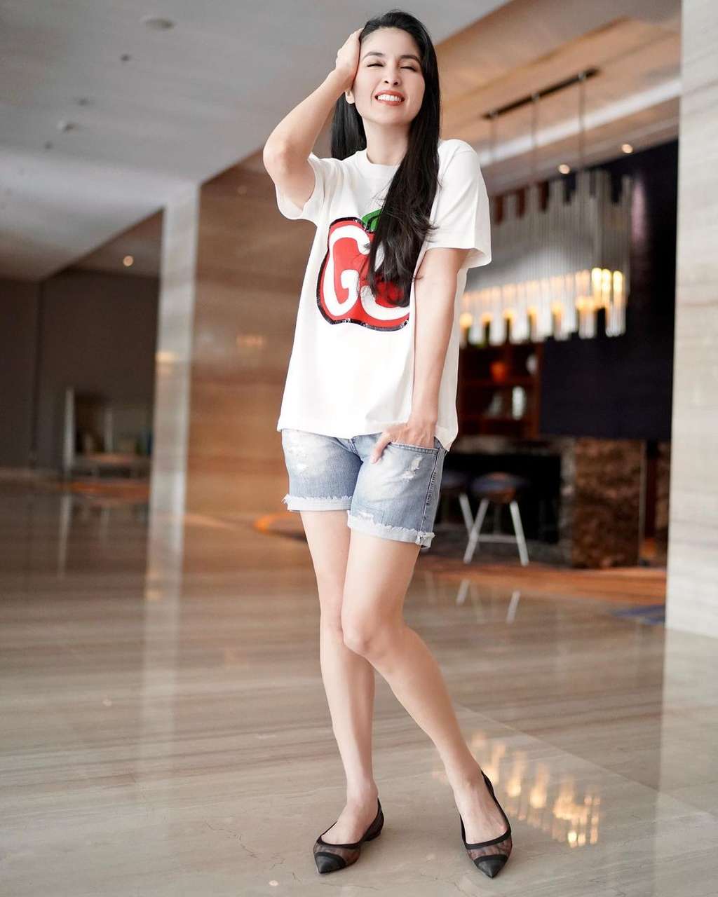 Punya 2 Anak, Begini 10 Foto Sandra Dewi yang Kayak ABG