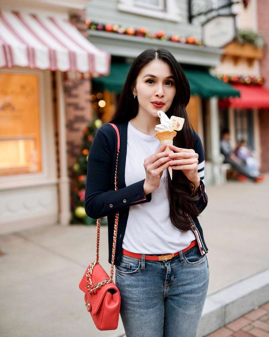 Punya 2 Anak, Begini 10 Foto Sandra Dewi yang Kayak ABG