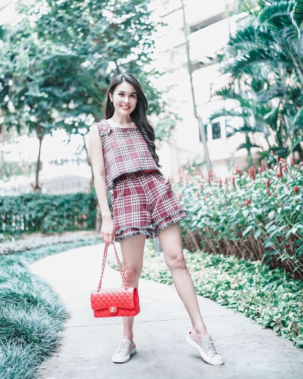Punya 2 Anak, Begini 10 Foto Sandra Dewi yang Kayak ABG