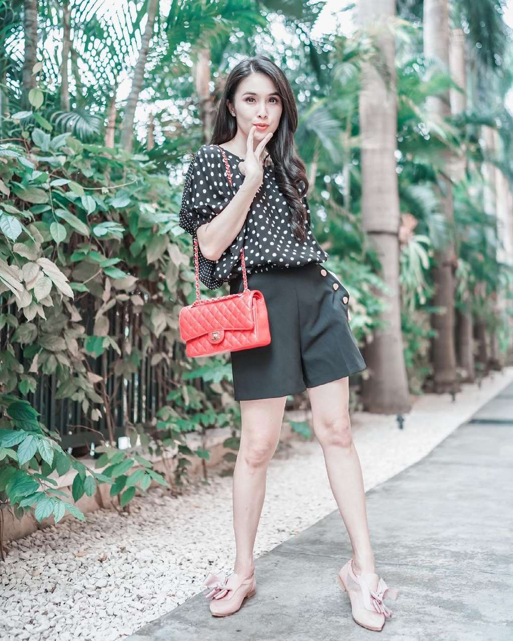 Punya 2 Anak, Begini 10 Foto Sandra Dewi yang Kayak ABG