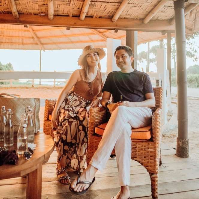 Jarang Ada yang Tahu! 5 Seleb Ini Menikah dengan Teman Sekolah