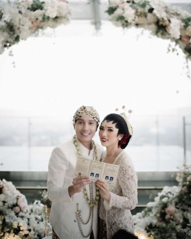 Jarang Ada yang Tahu! 5 Seleb Ini Menikah dengan Teman Sekolah