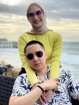 Jarang Ada yang Tahu! 5 Seleb Ini Menikah dengan Teman Sekolah