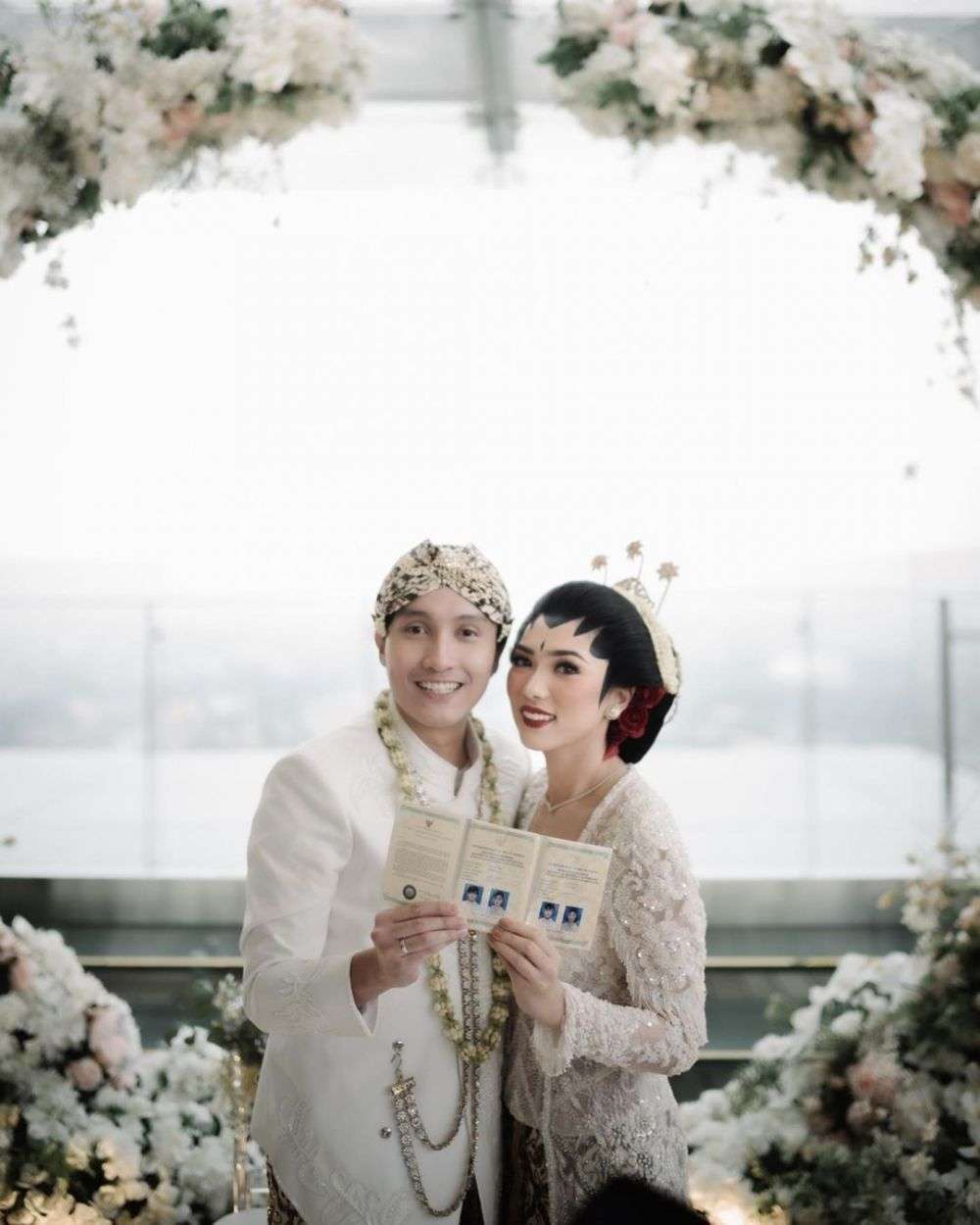 Jarang Ada yang Tahu! 5 Seleb Ini Menikah dengan Teman Sekolah