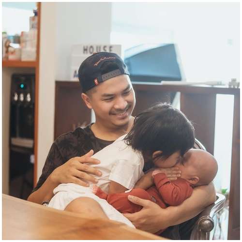 10 Potret Glenn Alinskie Momong Anak, Sabar dan Sayang Banget