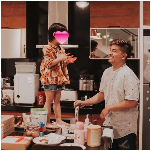 10 Potret Glenn Alinskie Momong Anak, Sabar dan Sayang Banget