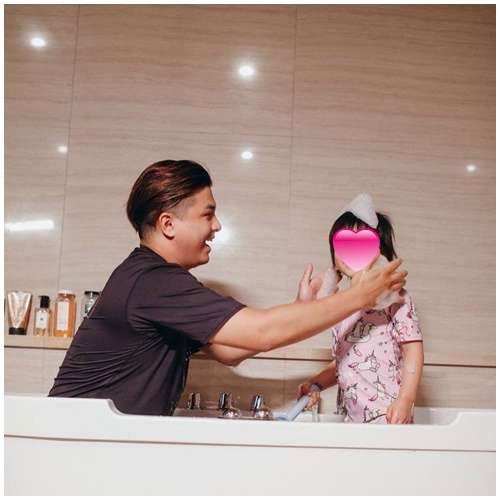 10 Potret Glenn Alinskie Momong Anak, Sabar dan Sayang Banget