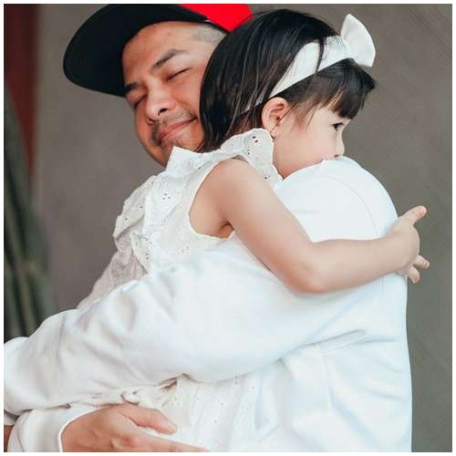 10 Potret Glenn Alinskie Momong Anak, Sabar dan Sayang Banget
