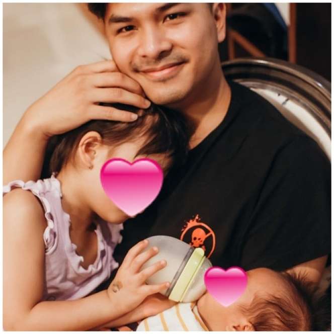 10 Potret Glenn Alinskie Momong Anak, Sabar dan Sayang Banget