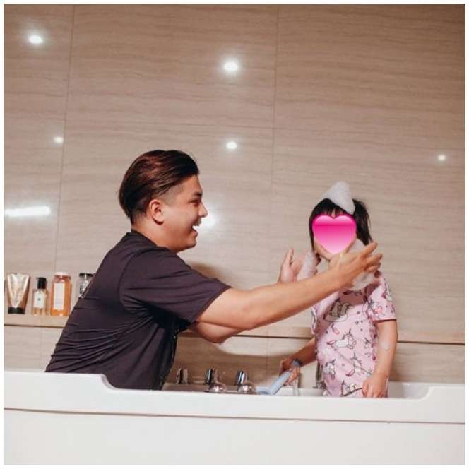 10 Potret Glenn Alinskie Momong Anak, Sabar dan Sayang Banget