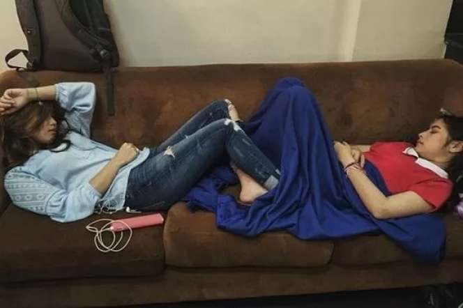 9 Artis Tidur dengan Gaya Unik, Ayu Ting Ting Paling Disorot!
