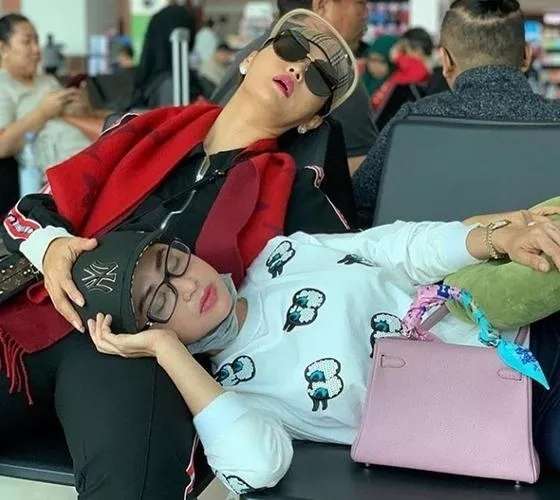 9 Artis Tidur dengan Gaya Unik, Ayu Ting Ting Paling Disorot!