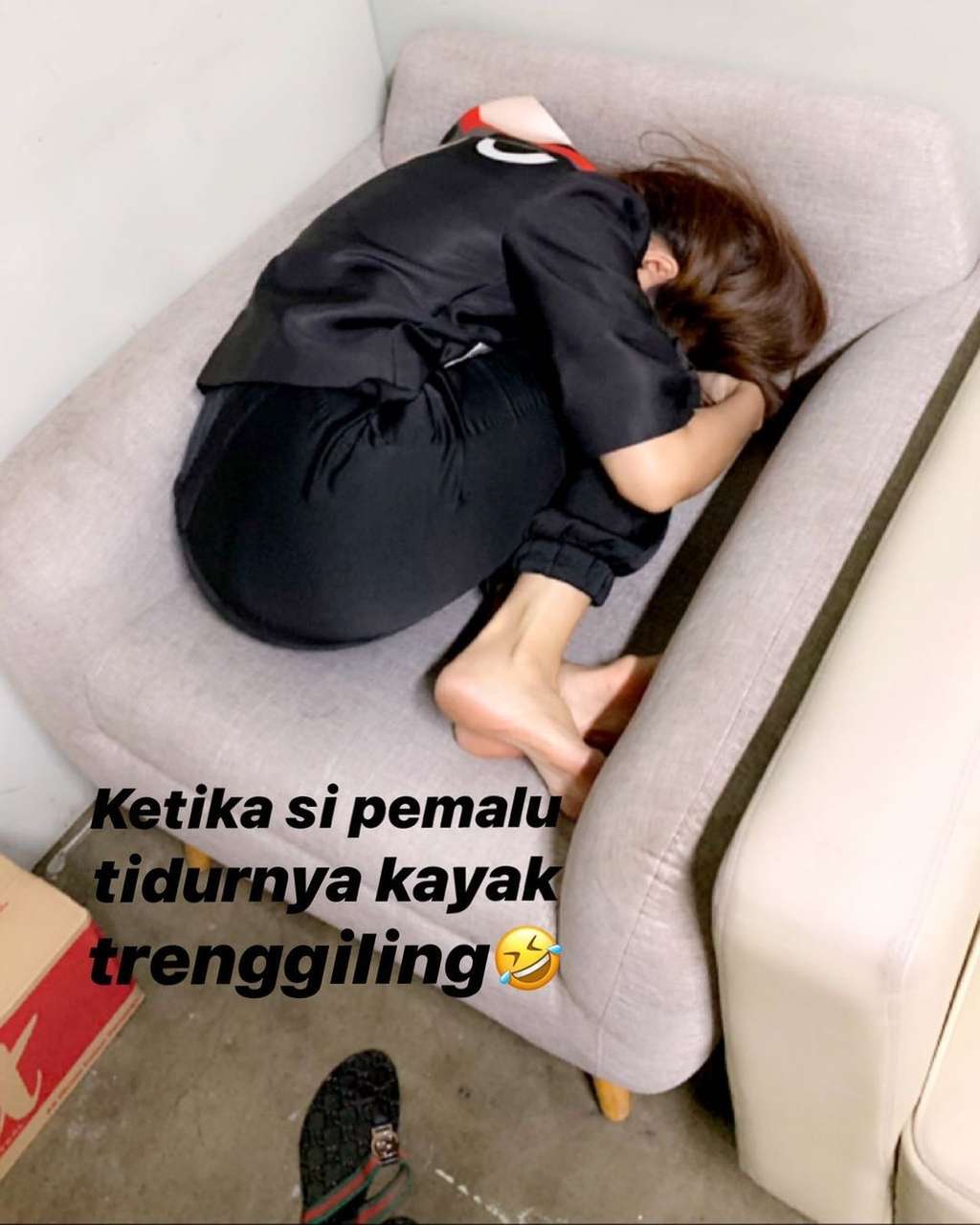 9 Artis Tidur dengan Gaya Unik, Ayu Ting Ting Paling Disorot!