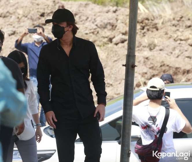 9 Potret Gagah Billy Syahputra di Pemakaman Ibu Amanda Manopo