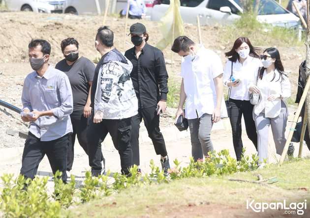 9 Potret Gagah Billy Syahputra di Pemakaman Ibu Amanda Manopo