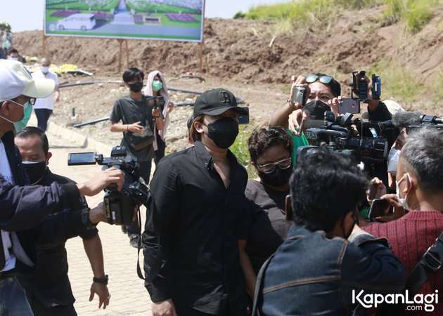 9 Potret Gagah Billy Syahputra di Pemakaman Ibu Amanda Manopo
