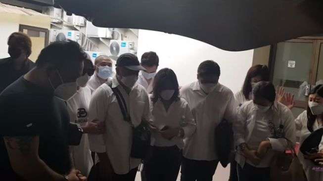 9 Potret Gagah Billy Syahputra di Pemakaman Ibu Amanda Manopo