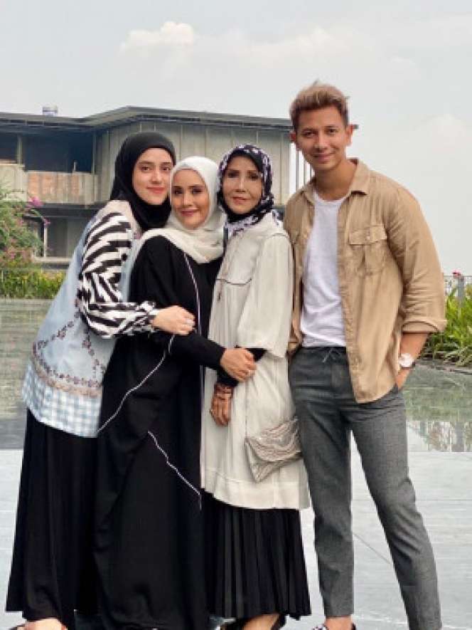 5 Potret Keakraban Seleb Bersama Mertua, Sama Cantiknya!