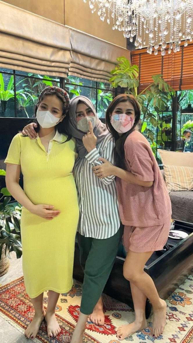 5 Potret Keakraban Seleb Bersama Mertua, Sama Cantiknya!