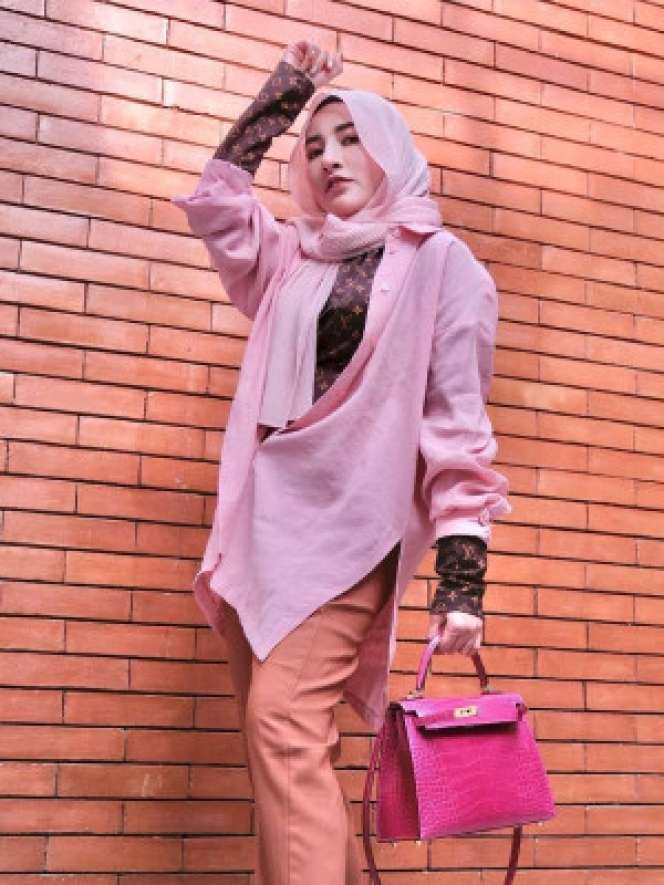 Pesona Shandy Purnamasari, Crazy Rich Malang Kini Berhijab