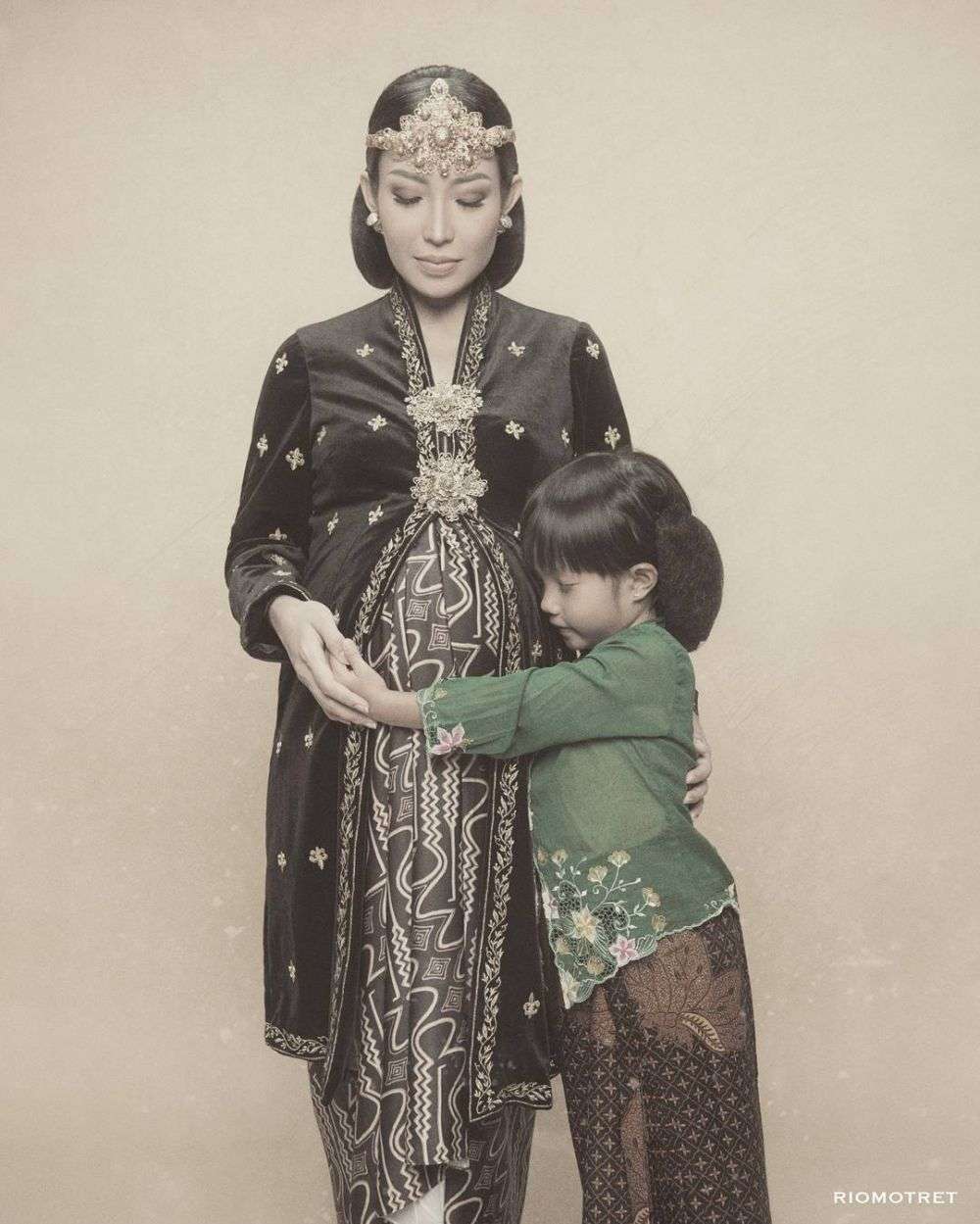 Potret Maternity 6 Seleb Tema Tradisonal Jawa, Anggun Banget!