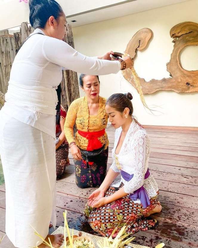 6 Pesona Jessica Iskandar Pakai Kebaya Bali, Makin Anggun!
