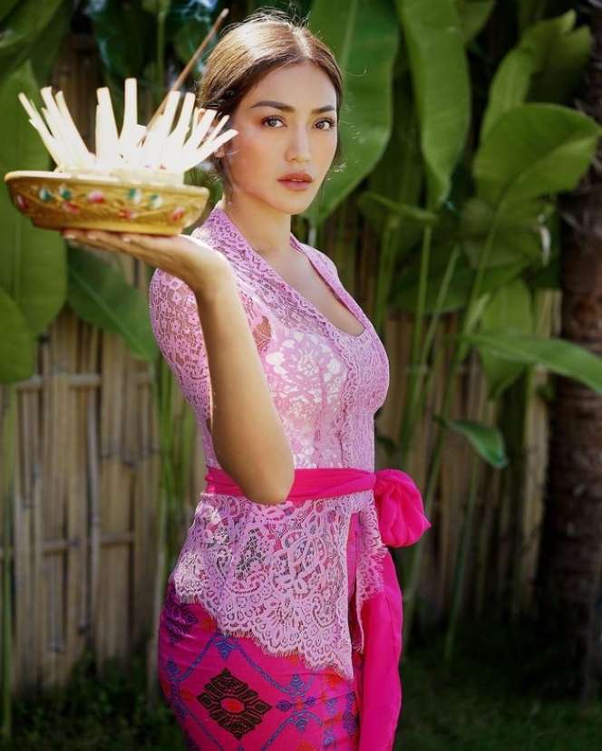 6 Pesona Jessica Iskandar Pakai Kebaya Bali, Makin Anggun!