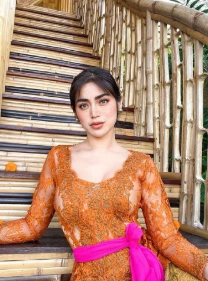6 Pesona Jessica Iskandar Pakai Kebaya Bali, Makin Anggun!