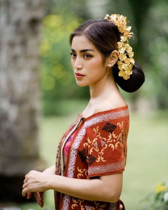 6 Pesona Jessica Iskandar Pakai Kebaya Bali, Makin Anggun!