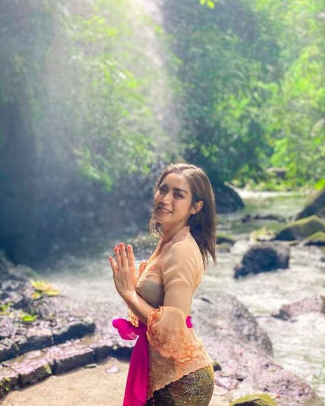 6 Pesona Jessica Iskandar Pakai Kebaya Bali, Makin Anggun!