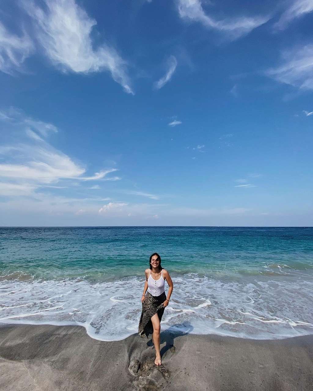 13 Pesona Aktris Cantik Liburan ke Pantai, Awas Salah Fokus!