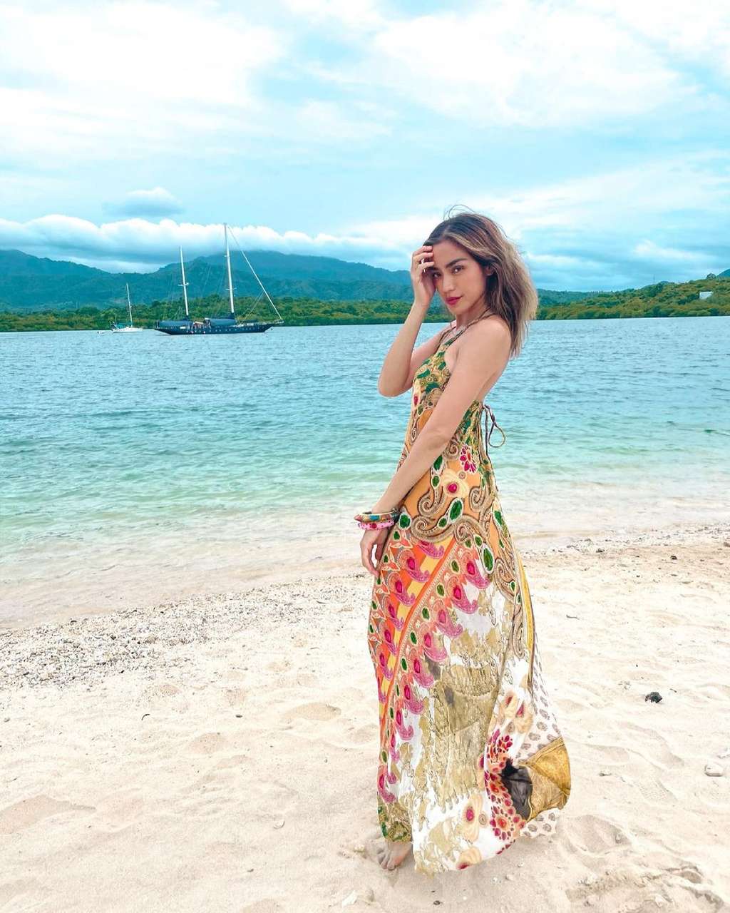 13 Pesona Aktris Cantik Liburan ke Pantai, Awas Salah Fokus!