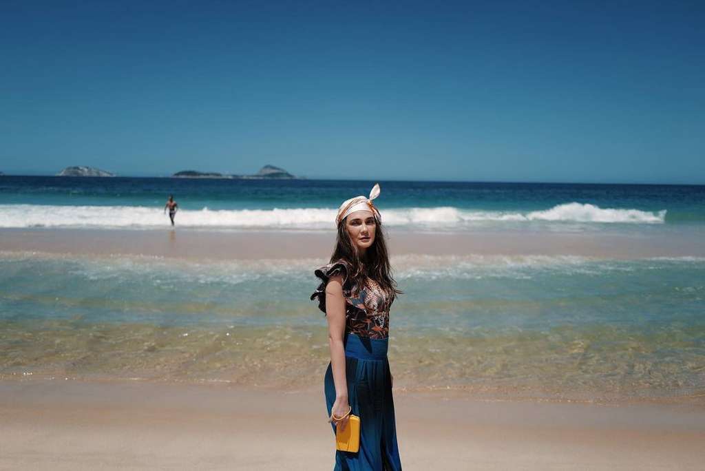 13 Pesona Aktris Cantik Liburan ke Pantai, Awas Salah Fokus!