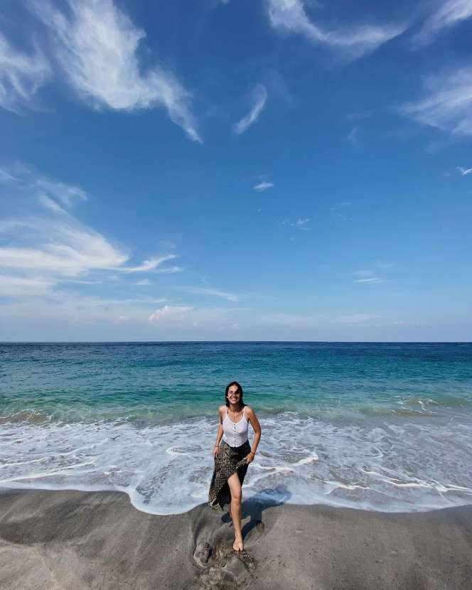 13 Pesona Aktris Cantik Liburan ke Pantai, Awas Salah Fokus!