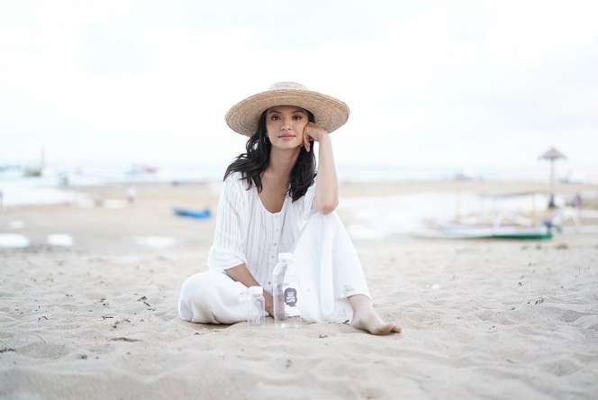 13 Pesona Aktris Cantik Liburan ke Pantai, Awas Salah Fokus!