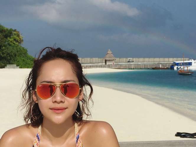 13 Pesona Aktris Cantik Liburan ke Pantai, Awas Salah Fokus!