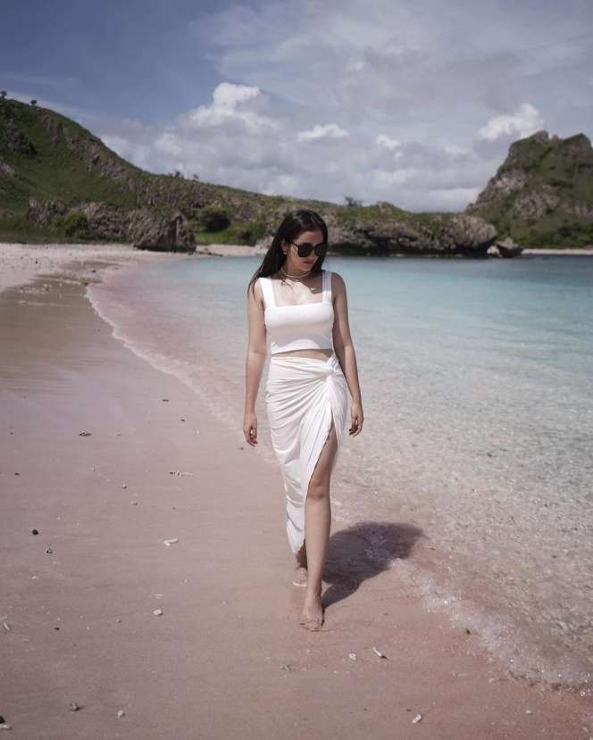 13 Pesona Aktris Cantik Liburan ke Pantai, Awas Salah Fokus!