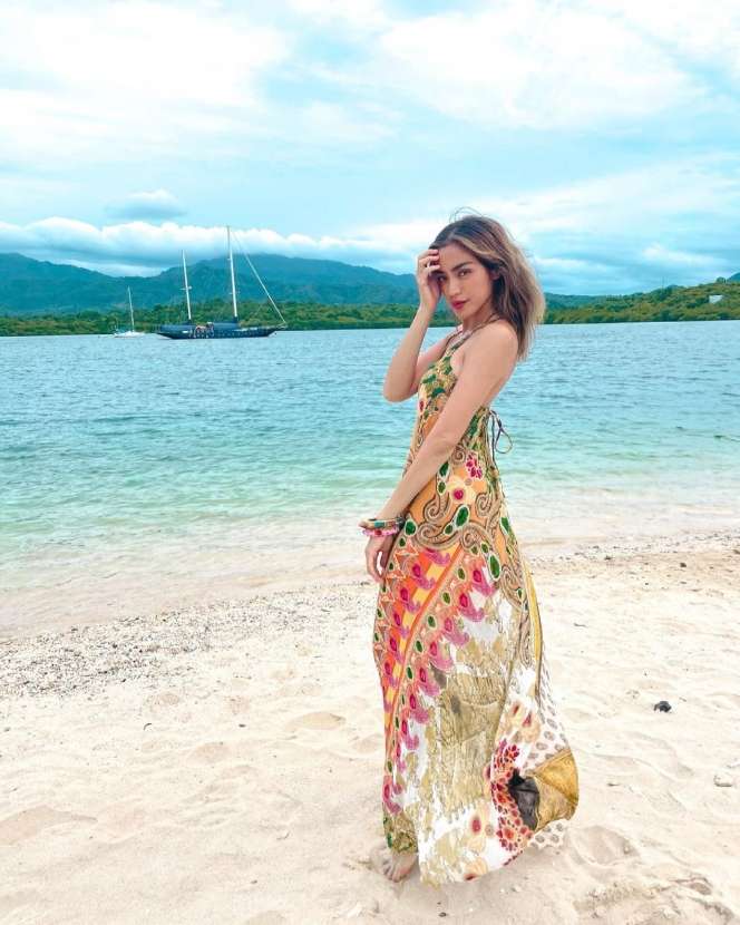 13 Pesona Aktris Cantik Liburan ke Pantai, Awas Salah Fokus!