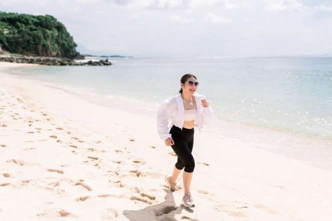 13 Pesona Aktris Cantik Liburan ke Pantai, Awas Salah Fokus!