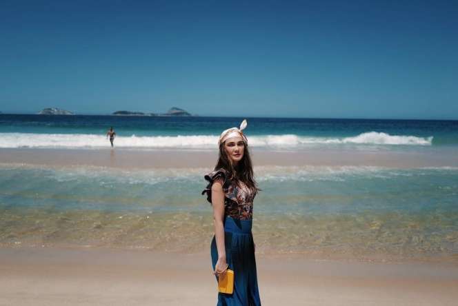 13 Pesona Aktris Cantik Liburan ke Pantai, Awas Salah Fokus!