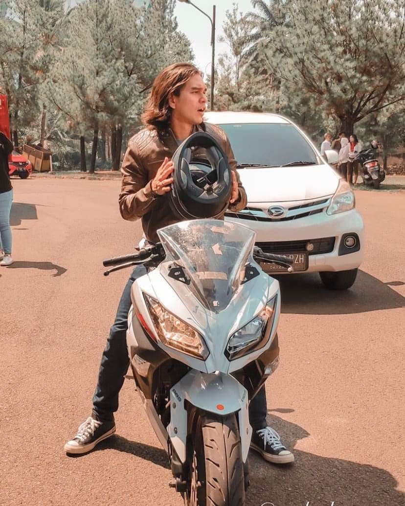 14 Pesona Aktor Tanah Air Pas Naik Motor Gede, Cool Abis