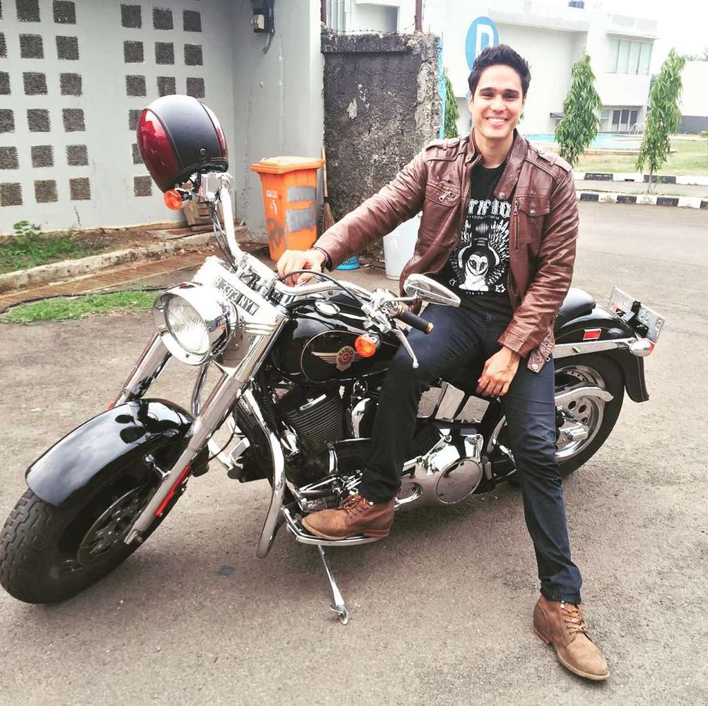 14 Pesona Aktor Tanah Air Pas Naik Motor Gede, Cool Abis