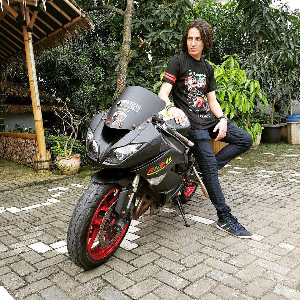 14 Pesona Aktor Tanah Air Pas Naik Motor Gede, Cool Abis