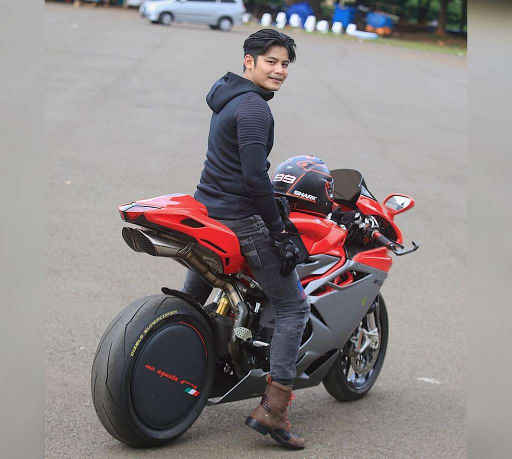 14 Pesona Aktor Tanah Air Pas Naik Motor Gede, Cool Abis