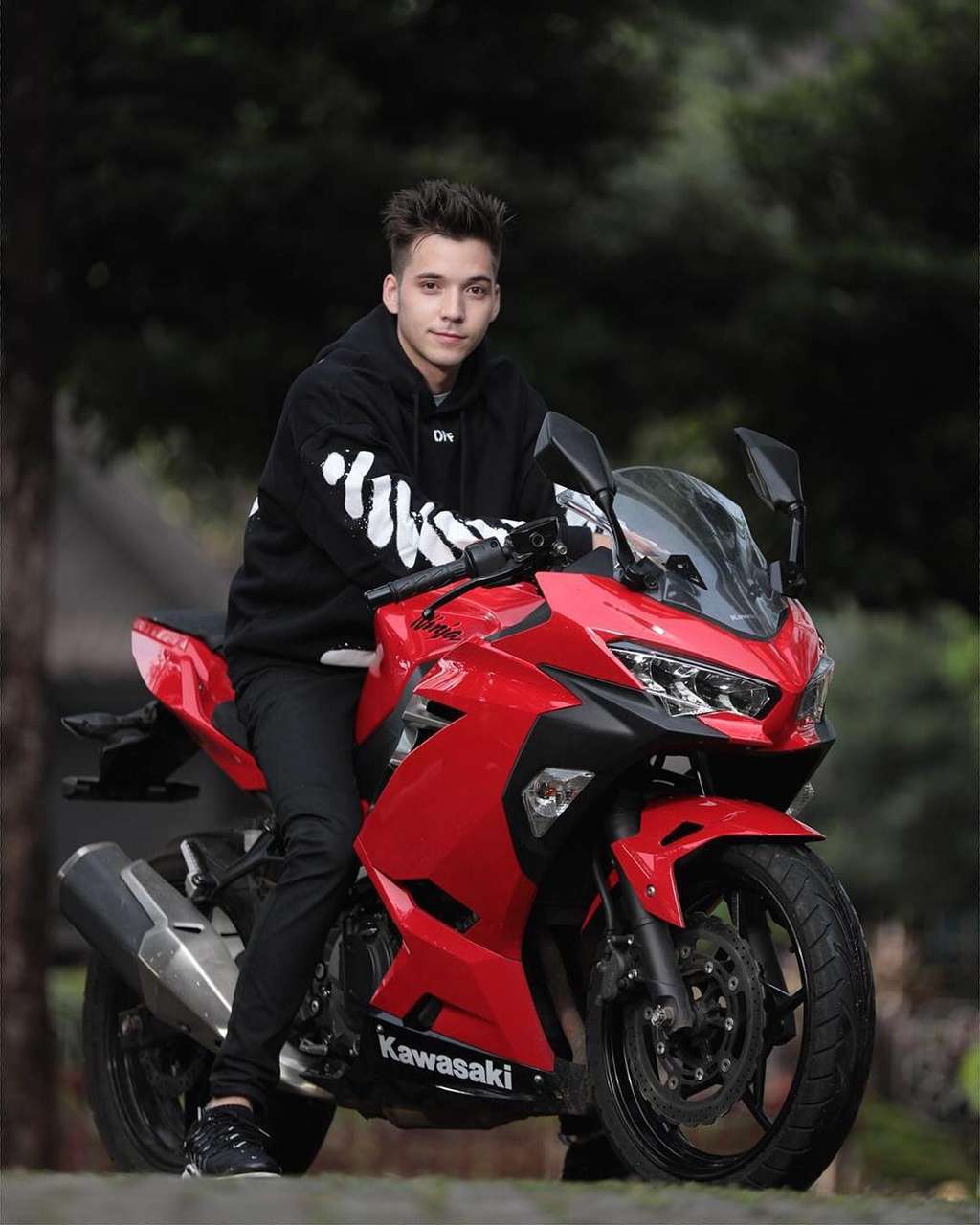 14 Pesona Aktor Tanah Air Pas Naik Motor Gede, Cool Abis