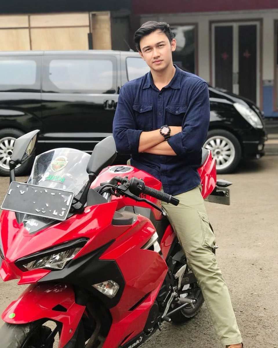 14 Pesona Aktor Tanah Air Pas Naik Motor Gede, Cool Abis