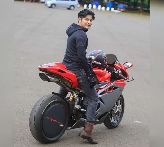 14 Pesona Aktor Tanah Air Pas Naik Motor Gede, Cool Abis