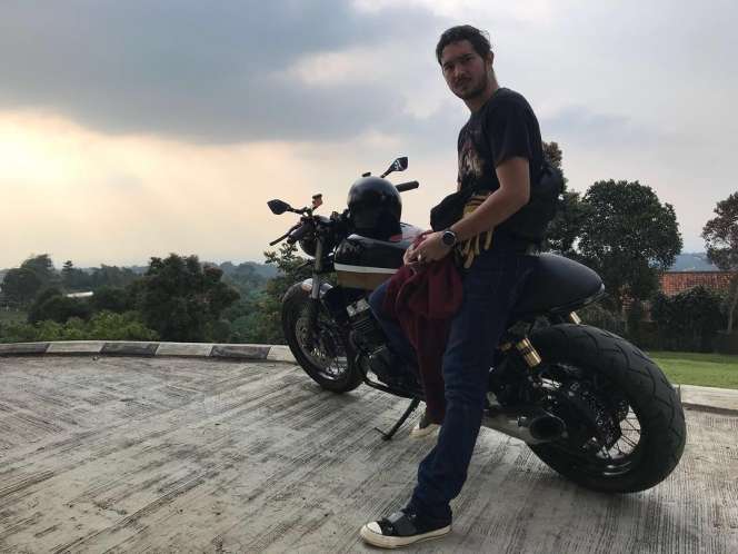 14 Pesona Aktor Tanah Air Pas Naik Motor Gede, Cool Abis