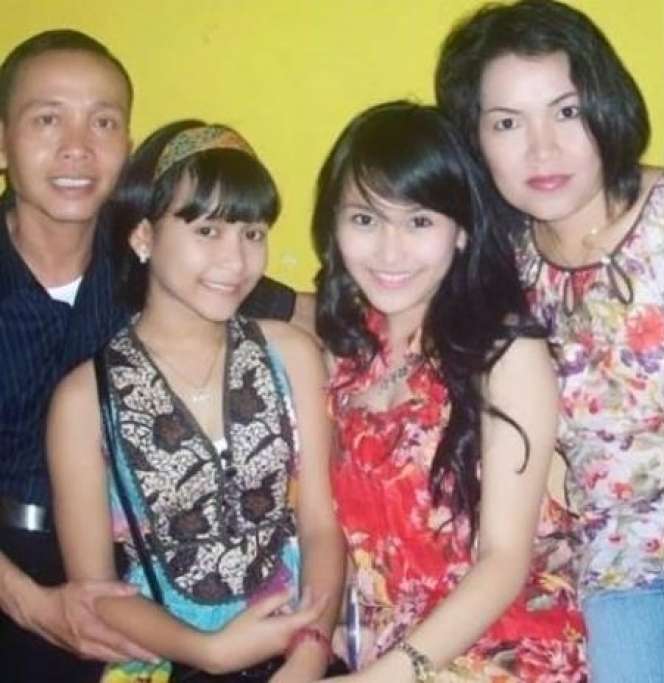 7 Foto Jadul Umi Kalsum Asuh Ayu Ting Ting, Wajahnya Disorot