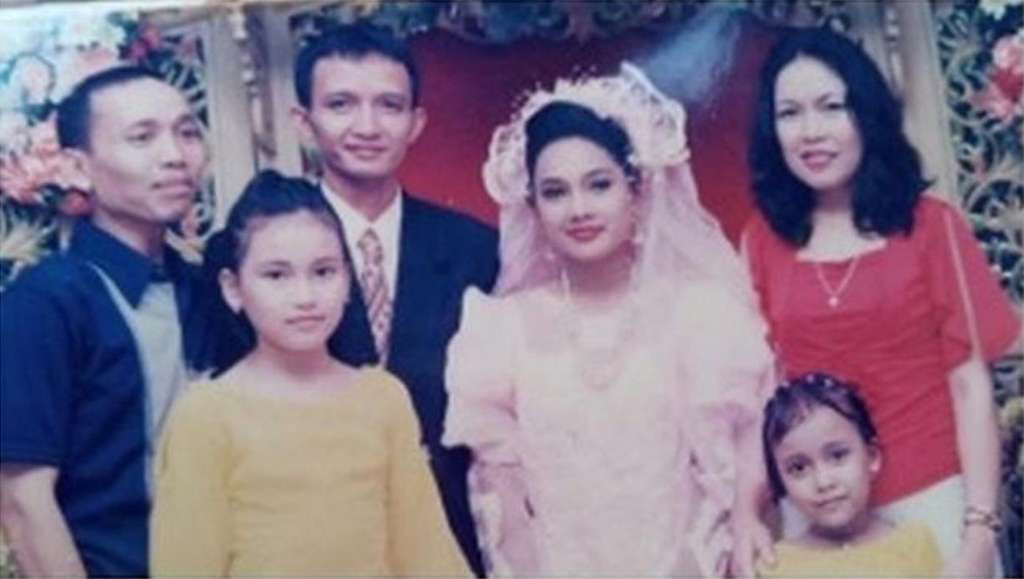 7 Foto Jadul Umi Kalsum Asuh Ayu Ting Ting, Wajahnya Disorot